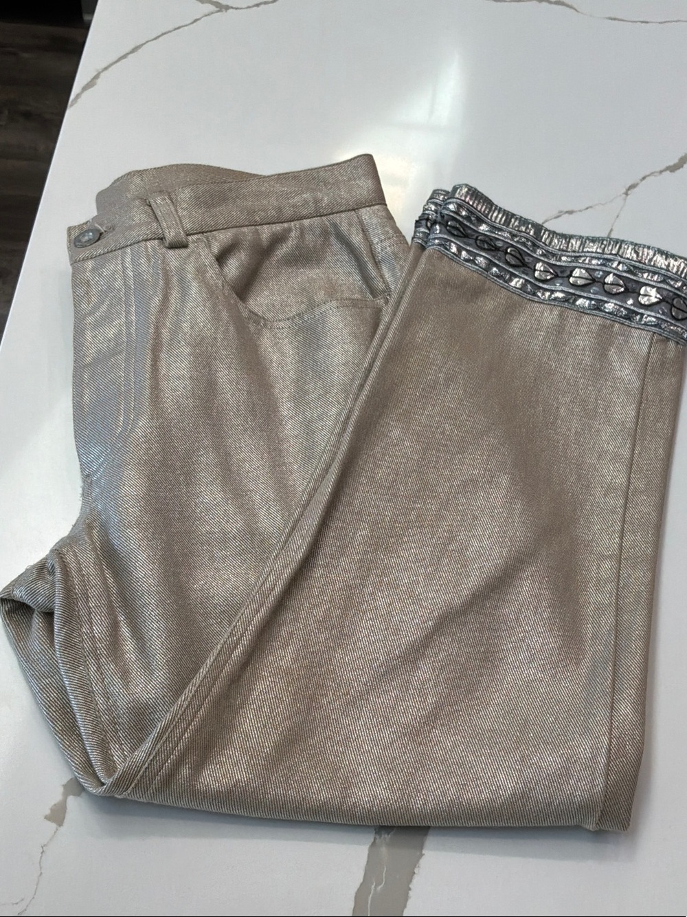 DKNY Size 8 Capris Metallic Champagne Silver Cropped Pants Embellished Heart Hem